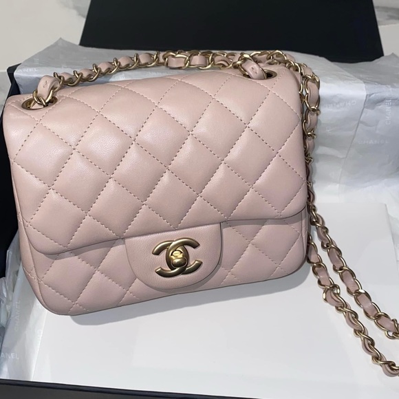 Like new mini square lambskin - Picture 2 of 6